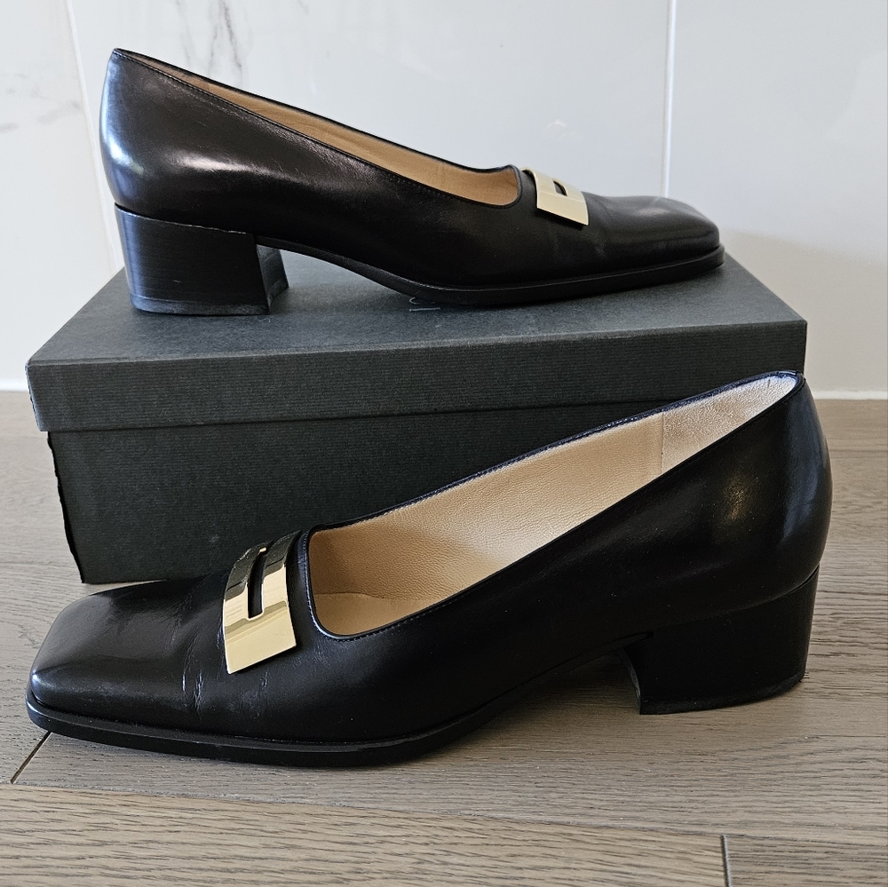 Gucci Black Leather Heels with Gold Accent Plaque - Picture 6 of 8